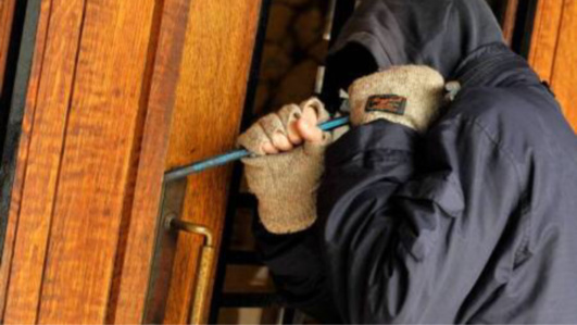 Le cambrioleur, âgé de 54 ans, était bien équipé : gants, tournevis, lampe torche (Illustration) Le cambrioleur, âgé de 54 ans, était bien équipé : gants, tournevis, lampe torche (Illustration)