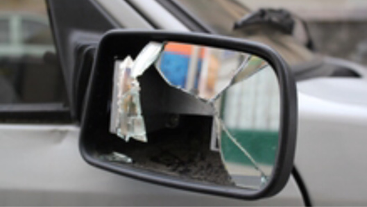 Les rétrovisuers de 17 véhicules ont été brisé par le jeune homme en état d'ivresse (Illustration) Les rétrovisuers de 17 véhicules ont été brisé par le jeune homme en état d'ivresse (Illustration)