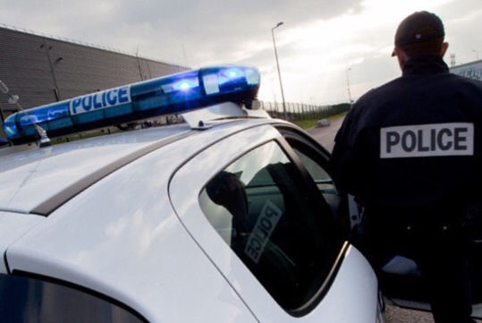 Mantes-la-Jolie : ils mettent le feu à une voiture après avoir tenté d'en voler deux autres