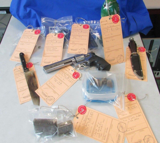 175 g de résine de cannabis et une arme de poing saisis chez un petit trafiquant de Brionne 175 g de résine de cannabis et une arme de poing saisis chez un petit trafiquant de Brionne