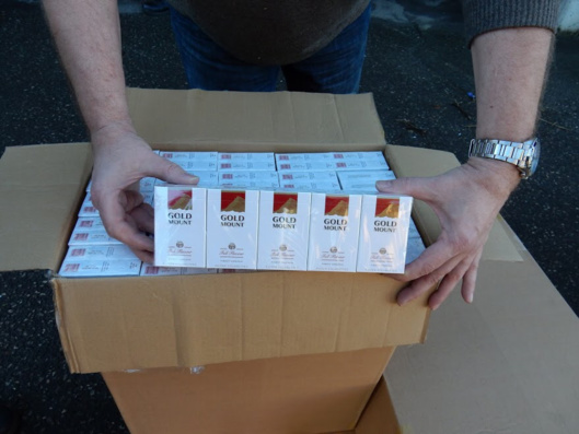 50 000 cartouches de cigarettes de contrebande saisies dans un camion de mobilier de bureau 50 000 cartouches de cigarettes de contrebande saisies dans un camion de mobilier de bureau