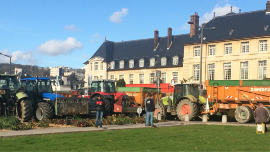 Les agriculteurs sont rassemblés depuis ce midi devant la préfecture de Région à Rouen (Photos@M.L pour infoNormandie)