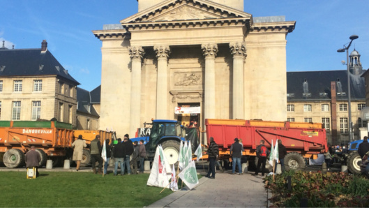 Rouen : les agriculteurs pique-niquent devant la préfecture avec fumier et pneus 