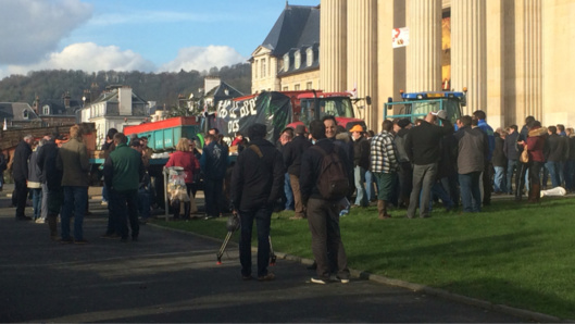 Rouen : les agriculteurs pique-niquent devant la préfecture avec fumier et pneus Rouen : les agriculteurs pique-niquent devant la préfecture avec fumier et pneus