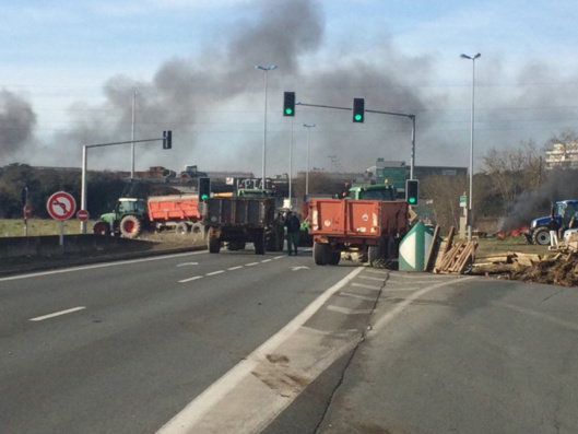 Crise agricole : encore quelques routes coupées en Bretagne ce matin, mais pas en Normandie Crise agricole : encore quelques routes coupées en Bretagne ce matin, mais pas en Normandie