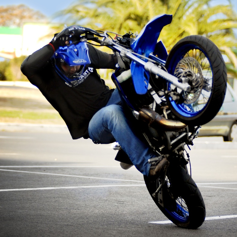 Le motard a été placé en garde et la moto placée en fourrière - illustration Adobe stock Le motard a été placé en garde et la moto placée en fourrière - illustration Adobe stock