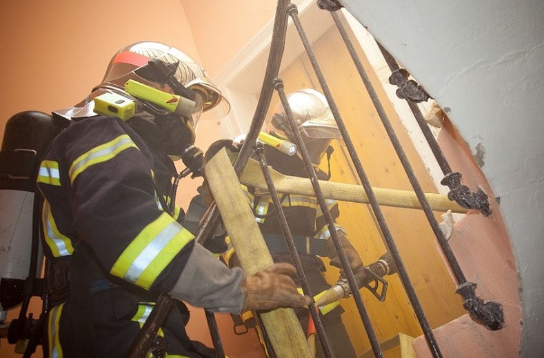 Les sapeurs-pompiers ont procédé à l'évacuation des locataires les plus exposés, les autres ont été invités à rester confinés chez eux - Illustration Adobe Stock