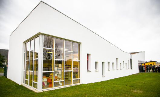 Construite sur l'emplacement de l'ancienne école ménagère, la médiathque ce sont 300 m2 de locaux Construite sur l'emplacement de l'ancienne école ménagère, la médiathque ce sont 300 m2 de locaux