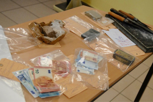 Drogue, argent et matériel destiné au trafic ont été saisis par les gendarmes (Photo@gendarmerie/Facebook)
