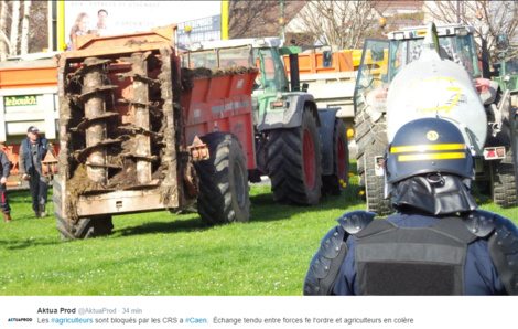 A Caen, les agriculteurs sont bloqués ce midi par les CRS (Photo@Julien Bouteiller pour Aktua Prod)