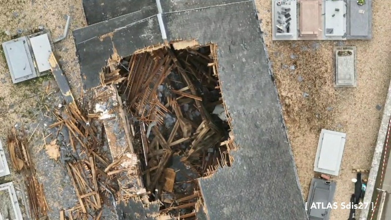 Le toit de l'église de Valailles a été éventré par la foudre - Photo ATLAS /Sdis27 Le toit de l'église de Valailles a été éventré par la foudre - Photo ATLAS /Sdis27