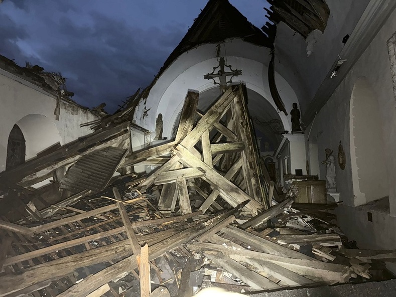 Touché par la foudre, le toit de l'église de Valailles près de Bernay s'est effondré à l'intérieur de l'édifice et le clocher a été endommagé - Photo SDIS27