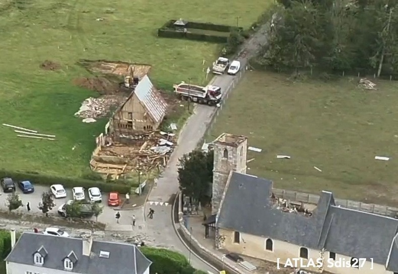 L'église de Valailles, près de Bernay, a été fortement impactée par la foudre : toit éventré et clocher effondré - Photo Atlas Sdis27 L'église de Valailles, près de Bernay, a été fortement impactée par la foudre : toit éventré et clocher effondré - Photo Atlas Sdis27