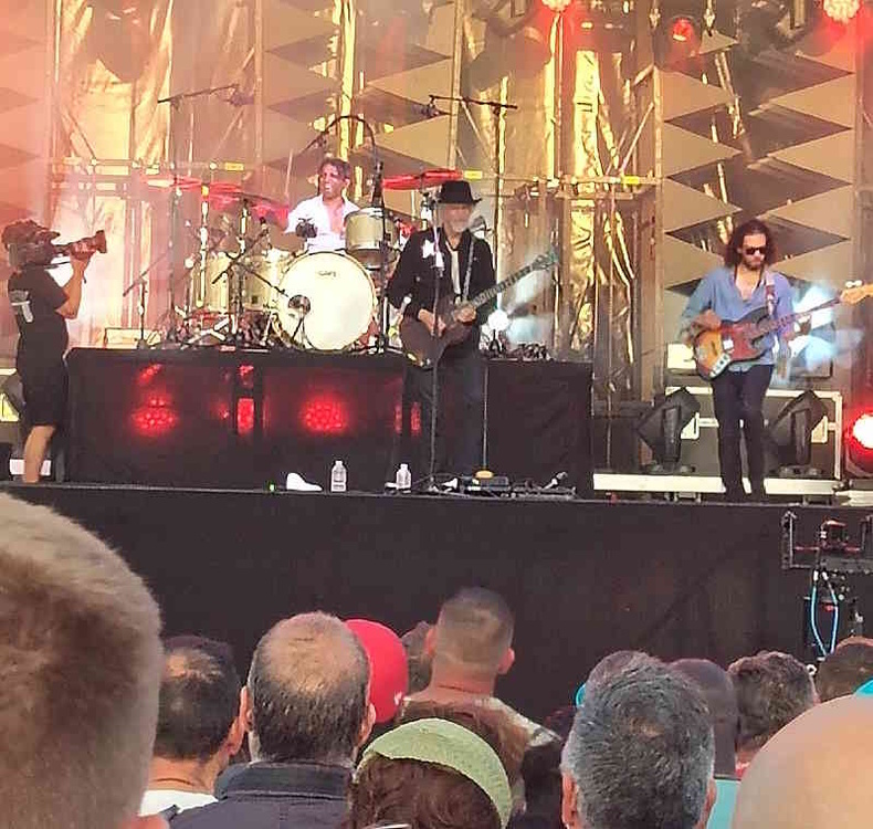 Louis Bertignac sur scène - Photo Mylène M. Louis Bertignac sur scène - Photo Mylène M.