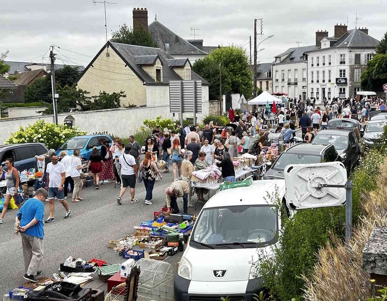 Il y avait déjà beaucoup de chineurs dès l'ouverture de la foire à tout, ce dimanche matin - Photo infoNormandie