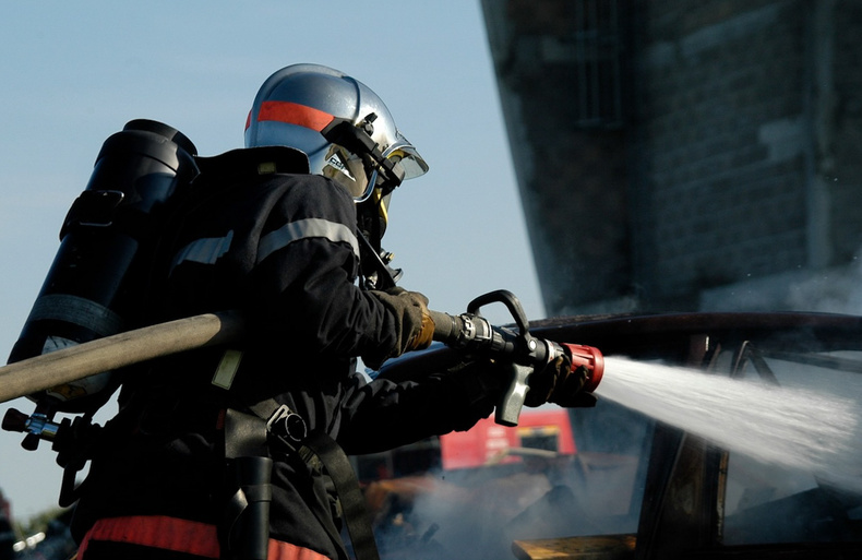 Eure. Une femme brûlée gravement dans un incendie qui a détruit six logements à Bosroumois Eure. Une femme brûlée gravement dans un incendie qui a détruit six logements à Bosroumois