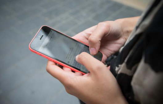 Le Havre : son Iphone, arraché par trois jeunes gens dans un bus, est géolocalisé à Harfleur Le Havre : son Iphone, arraché par trois jeunes gens dans un bus, est géolocalisé à Harfleur