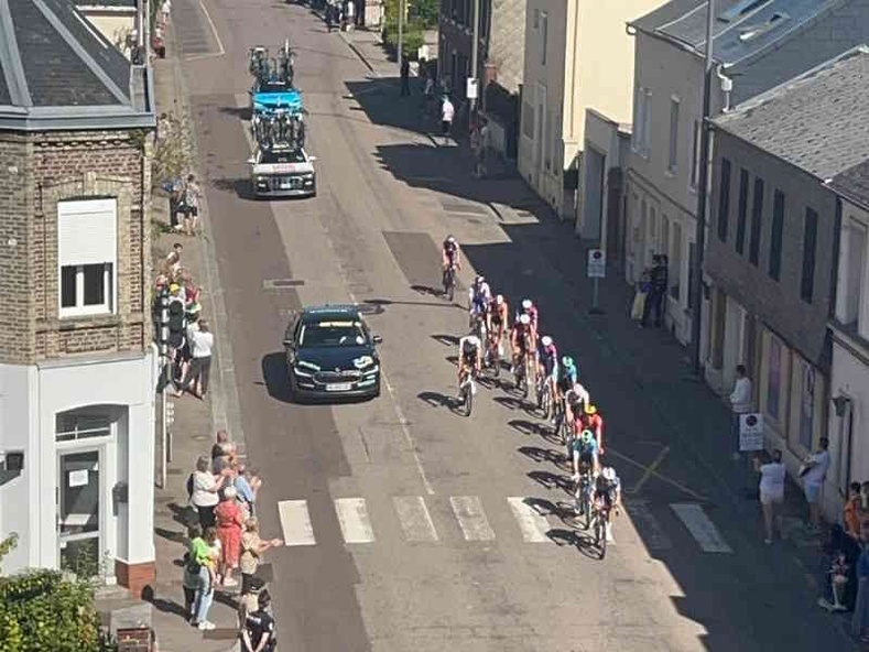 Public clairsemé sur la route de Darnétal à Rouen, mais la ferveur est là... Photo M.L. pour infoNormandie Public clairsemé sur la route de Darnétal à Rouen, mais la ferveur est là... Photo M.L. pour infoNormandie