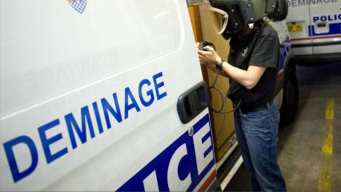 Un obus découvert par un promeneur sur un terrain vague au Mesnil-le-Roi Un obus découvert par un promeneur sur un terrain vague au Mesnil-le-Roi