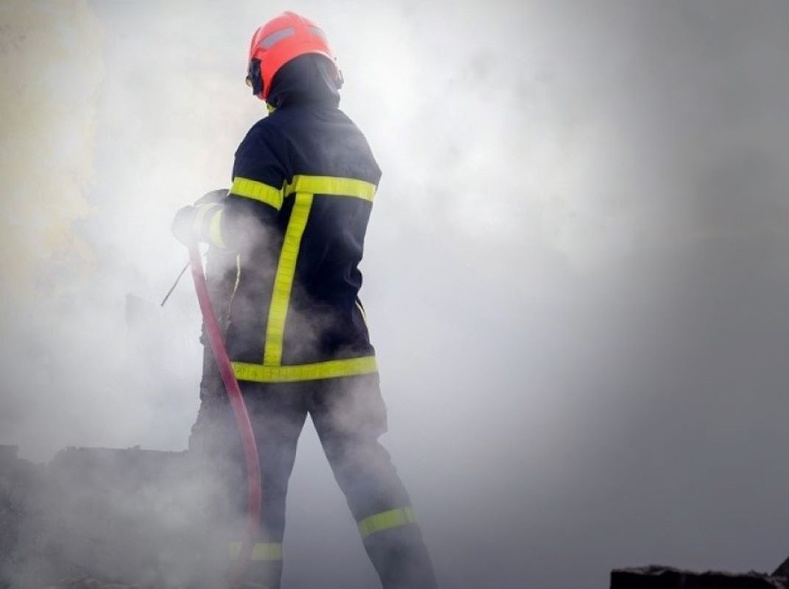 Le feu s'est déclaré dans un garage de 80 m² dans des circonstances ignorées - Illustration Adobe Stock