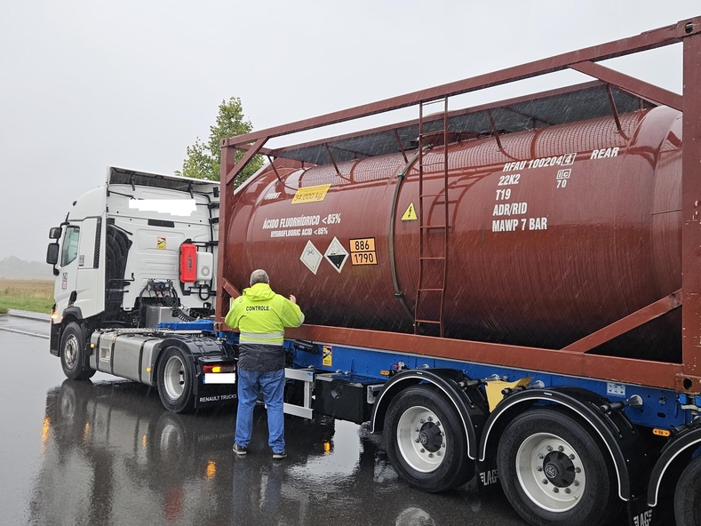 Bilan : 14 infractions relevées, dont 12 liées au transport de matières dangereuses. Un des transporteurs a dû s’acquitter sur place d’une consignation de 4 500 euros. - Photo Préfecture de Seine-Maritime