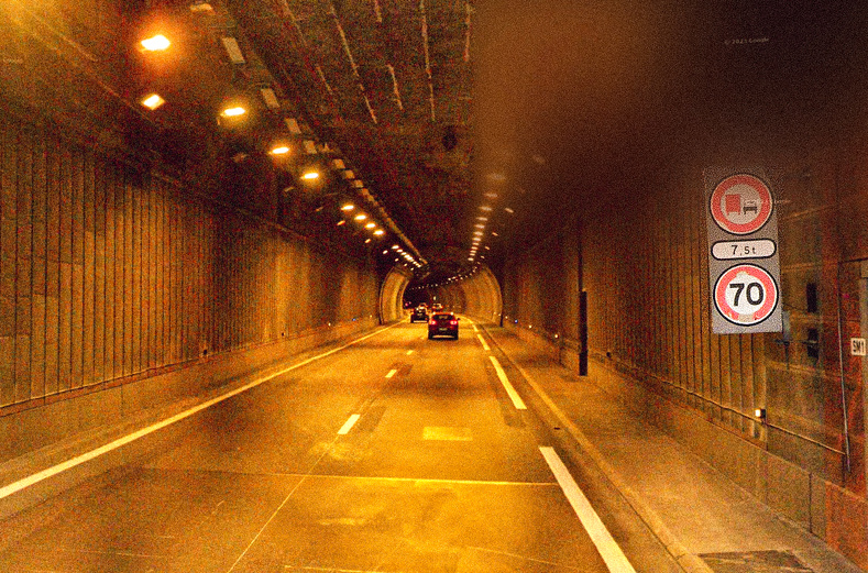 Ce tunnel, situé sur la RN28 et emprunté chaque jour par près de 42 000 véhicules, est strictement interdit aux poids lourds transportant des matières dangereuses Ce tunnel, situé sur la RN28 et emprunté chaque jour par près de 42 000 véhicules, est strictement interdit aux poids lourds transportant des matières dangereuses