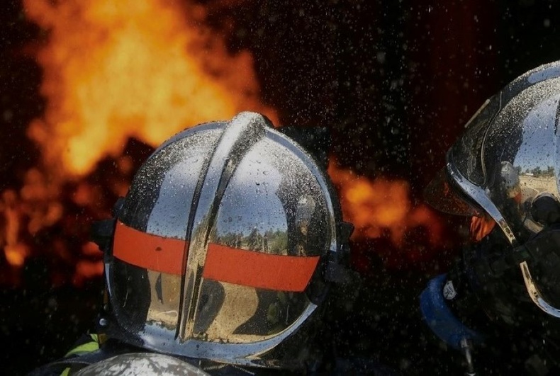 Une quarantaine de sapeurs-pompiers ont été engagés pour combattre l'incendie qui menaçait de se propager à l'ensemble de l'immeuble - Illustration Adobe Stock