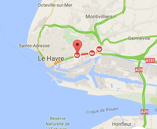 Le Havre : un poids-lourd défonce un muret, le chauffeur tombe 10 m en contrebas d'un pont