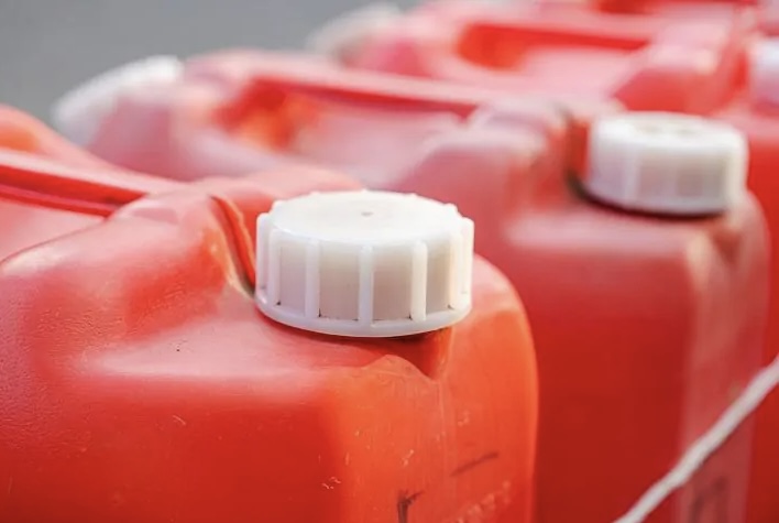 Quatre bidons remplis de chacun de 25 litres de gasoil ont été découverts sur place