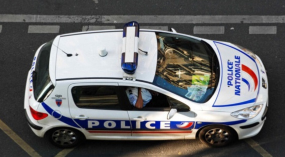 A Paris, il renverse un enfant de 6 ans après avoir volé une voiture sous la menace d'une arme A Paris, il renverse un enfant de 6 ans après avoir volé une voiture sous la menace d'une arme