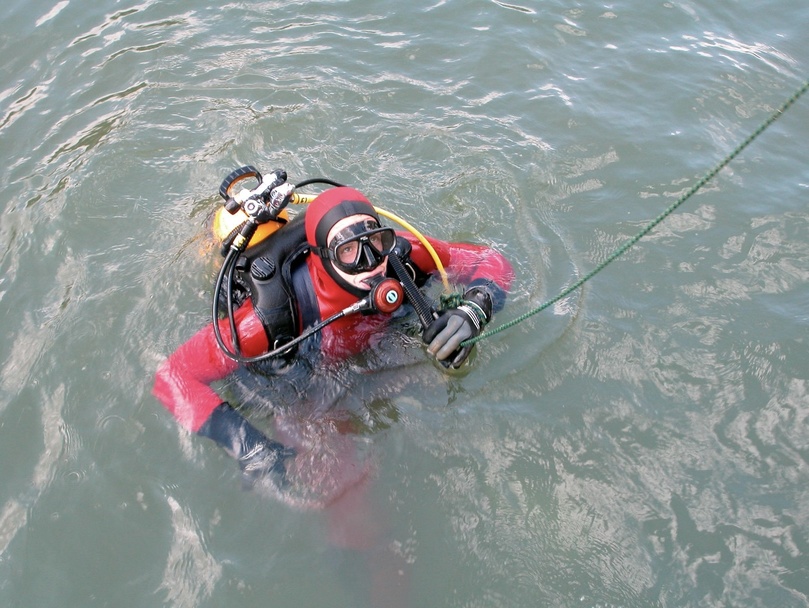 Le corps a été sorti de l’eau par les sapeurs-pompiers - Illustration Adobe Stock Le corps a été sorti de l’eau par les sapeurs-pompiers - Illustration Adobe Stock