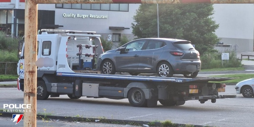 La Clio a été embarquée vers la fourrière - Photo DIPN/X La Clio a été embarquée vers la fourrière - Photo DIPN/X