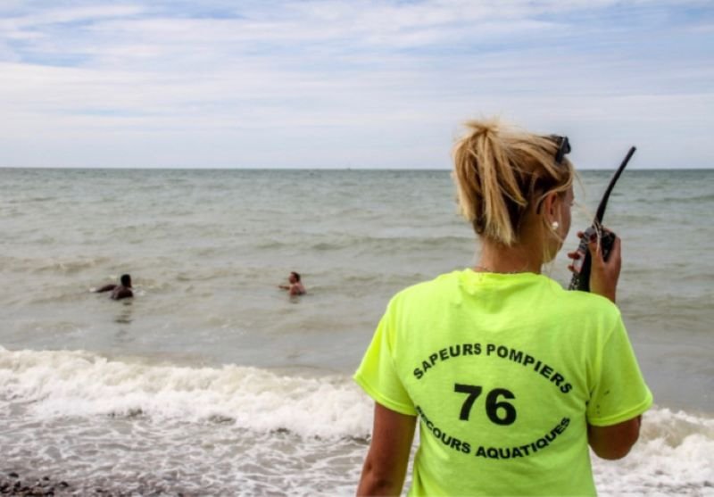 Les maîtres nageurs sauveteurs des sapeurs-pompiers sont déployés chaque année sur les plages - Illustration Sdis76