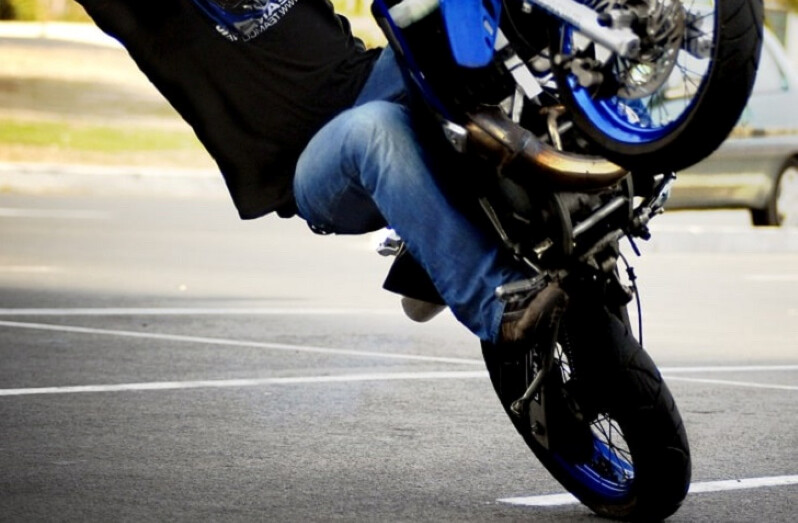 Le conducteur de la motocross est soupçonné de se livrer à un rodéo urbain - Illustration Adobe Stock