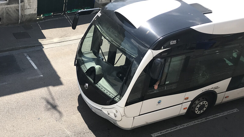 Le quinquagénaire a menacé des passagers du bus avec une arme artisanale - Illustration infoNormandie