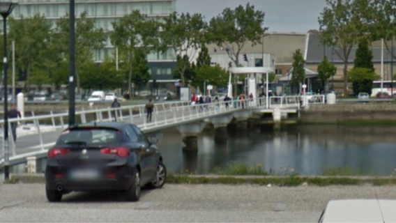 Découverte de tongs et d'un sac à dos au bord d'un bassin au Havre : le mystère reste entier