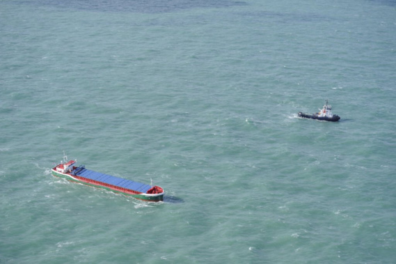 Le cargo en difficulté a été assisté par les moyens maritimes habituels (Photos@Marine nationale) Le cargo en difficulté a été assisté par les moyens maritimes habituels (Photos@Marine nationale)