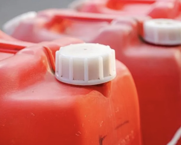 Des bidons ayant contenu du carburant ont été découverts dans une des voitures - illustration