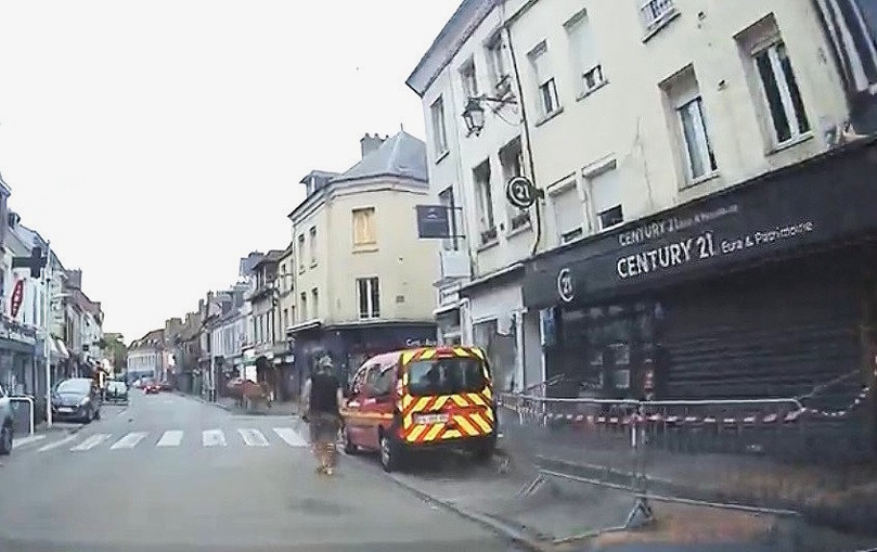 Le véhicule conduit par le septuagénaire a terminé sa course dans la devanture de l'agence immobilière Century 21, rue Isambard  - Photo infoNormandie