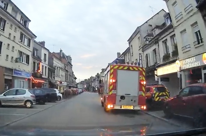 La rue Isambard a été bouclée le temps des opérations de secours qui ont mobilisé 26 sapeurs-pompiers dont une équipe spécialisée en sauvetage-déblaiement - Photo infoNormandie La rue Isambard a été bouclée le temps des opérations de secours qui ont mobilisé 26 sapeurs-pompiers dont une équipe spécialisée en sauvetage-déblaiement - Photo infoNormandie