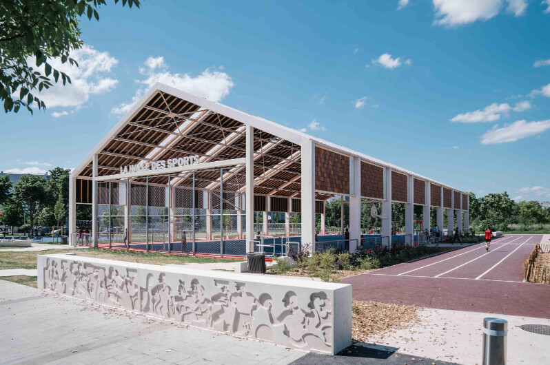 La Halle des sports a été construite à quelques pas de l’école élémentaire Pierre Brossolette et le long du Parc Molière - Photo Ville des Mureaux