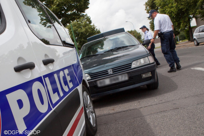 Trappes : l'apprenti menace des policiers avec une feuille de boucher Trappes : l'apprenti menace des policiers avec une feuille de boucher