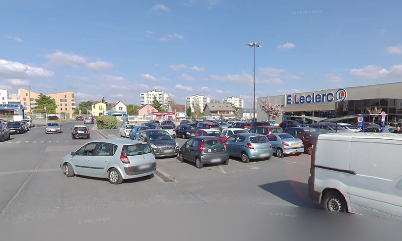 Pas moins de 16 remorques et 7 camions étaient déjà installés, tandis que des affiches annonçant des représentations commençaient à fleurir sur le parking du centre commercial de la Reine Blanche - Google Maps