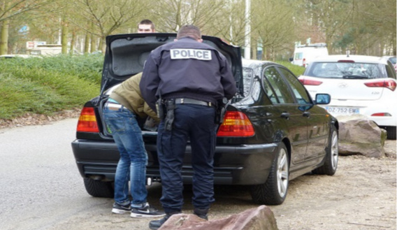 Lors des contrôles, les policiers ont vérifié le contenu des coffres (Photo@DDSP76) Lors des contrôles, les policiers ont vérifié le contenu des coffres (Photo@DDSP76)