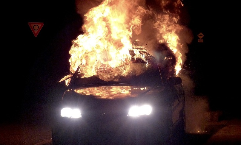 L’une des voitures a pris feu après le choc - illustration Pixabay