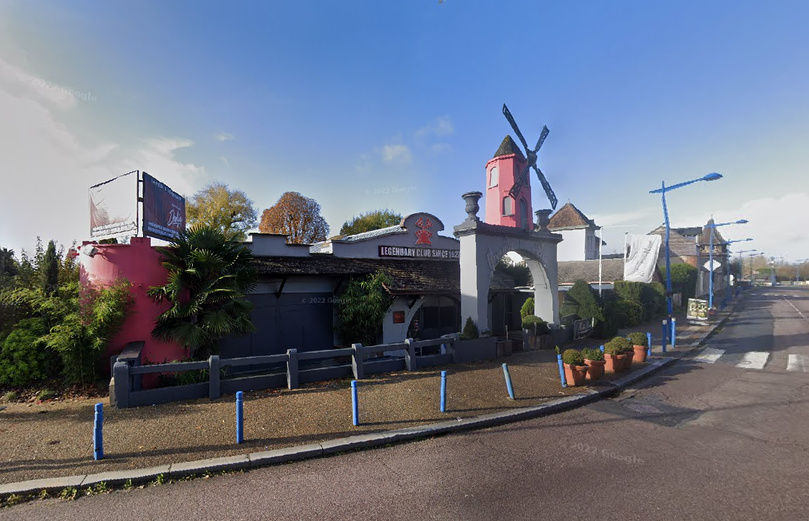 Incendie spectaculaire à la discothèque « Le Moulin Rose » à Belbeuf, en Seine-Maritime Incendie spectaculaire à la discothèque « Le Moulin Rose » à Belbeuf, en Seine-Maritime