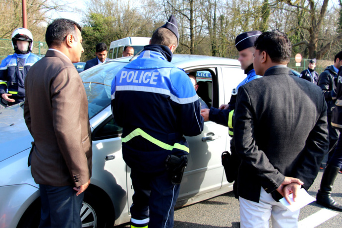 Policiers indiens et francais lors des contrôles hier sur la RN184 (Photo@DDSP78) Policiers indiens et francais lors des contrôles hier sur la RN184 (Photo@DDSP78)