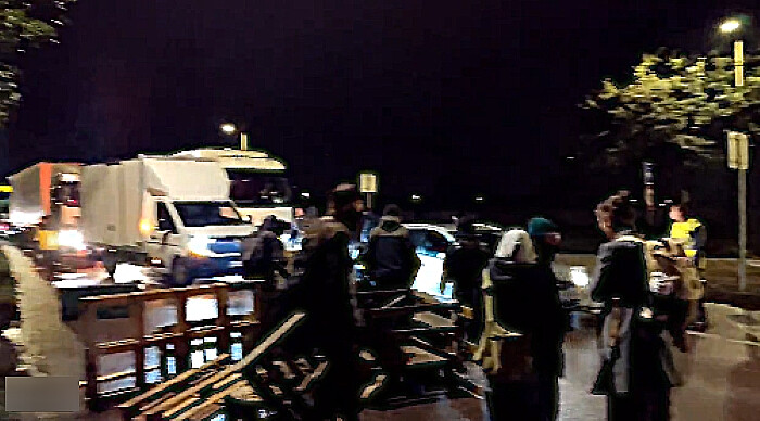 Une quarnantaine de manifestants ont bloqué ce mercredi matin le rond-point des Vaches - Capture d'écran : Mathéo Blanpain/X