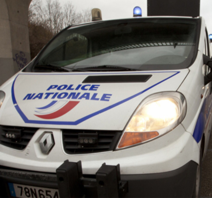 Les Mureaux : un véhicule de police endommagé par un jet de projectile lors d'une intervention Les Mureaux : un véhicule de police endommagé par un jet de projectile lors d'une intervention