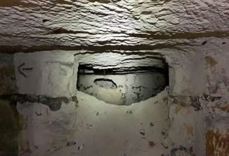 Il pourrait s’agir d’une cavité rocheuse oblongue, relativement claire, directement visible à flanc de roche ou située dans une formation creuse — naturelle ou artificielle, comme une marnière, selon les enquêteurs - Photo publiée par la gendarmerie de l'Orne